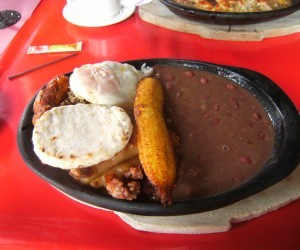 Bandeja Paisa. Fuente: Flikcr.com  Por: joshuaheller